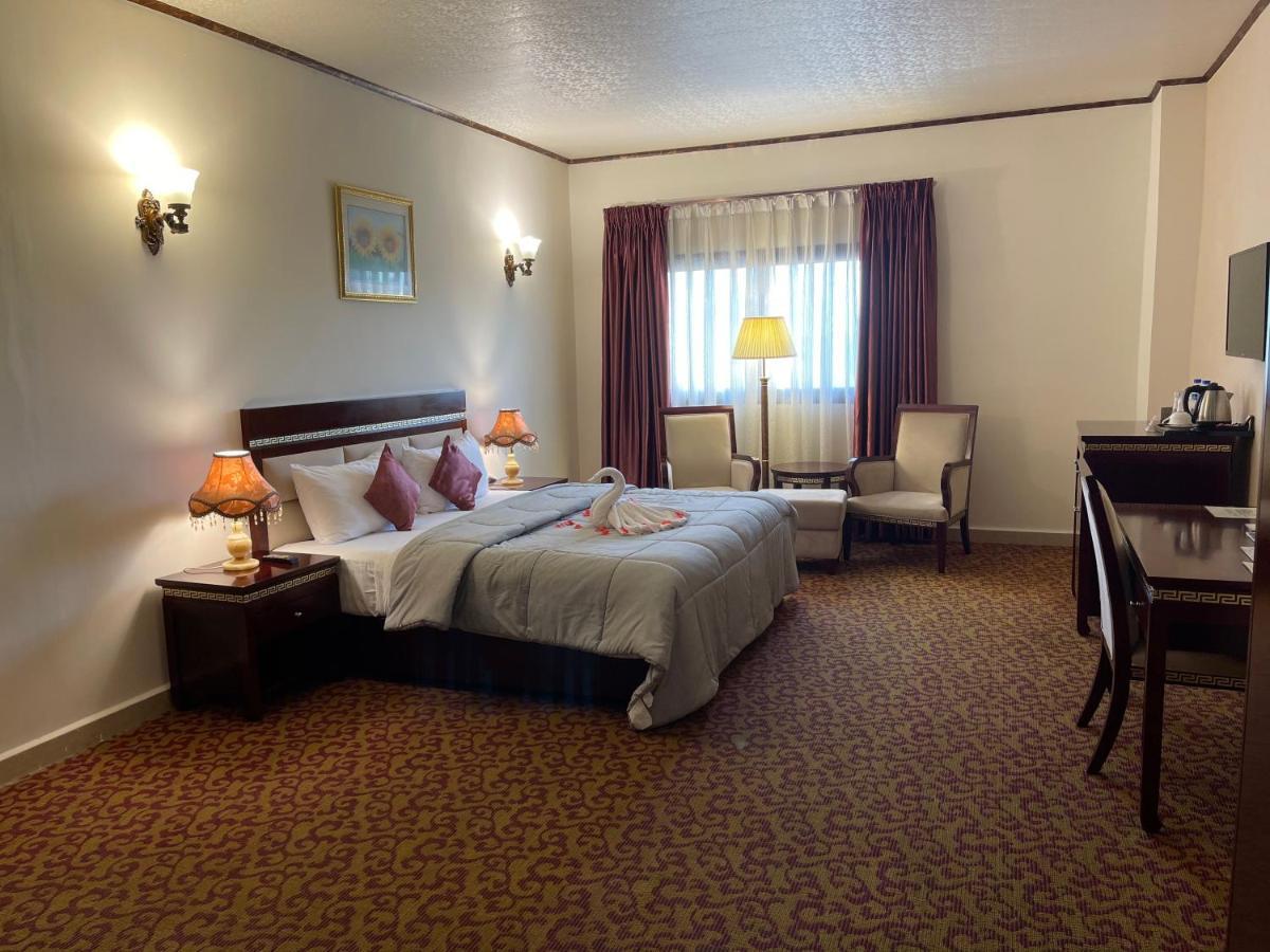 Boulevard Palace Hotel Monrovia Eksteriør billede